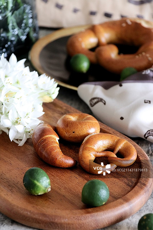 桌上碱水面包的特写镜头图片素材