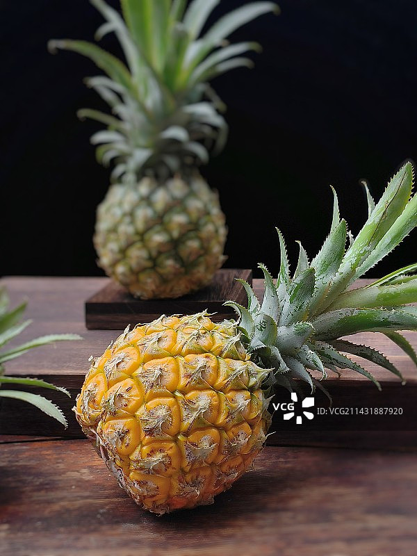 桌上菠萝特写镜头图片素材