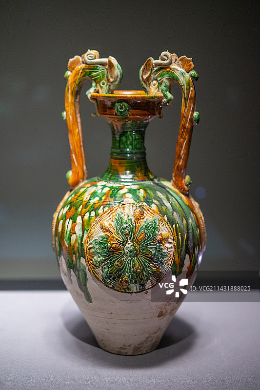 三彩贴花龙耳瓶图片素材