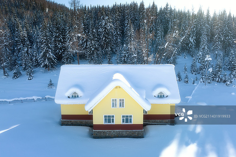 雪地上的房屋图片素材