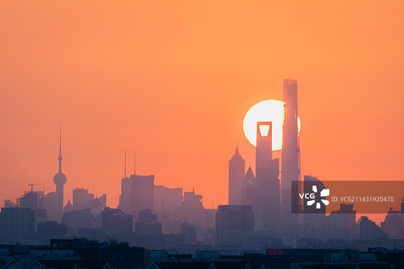 日出时的城市建筑剪影图片素材