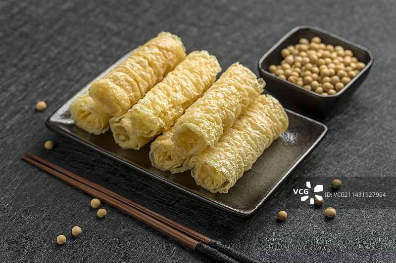 一盘火锅食材响铃卷腐皮卷摆放在桌面上特写图片素材