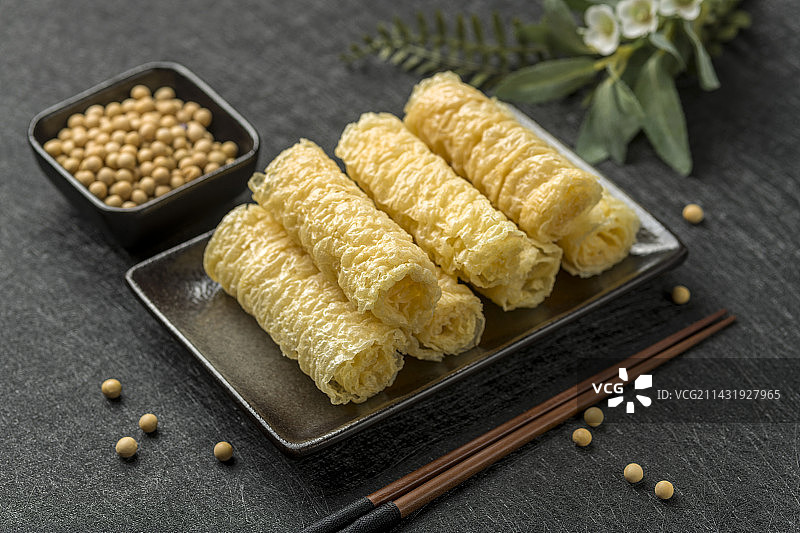 一盘火锅食材响铃卷腐皮卷摆放在桌面上特写图片素材