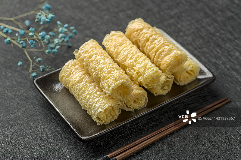 一盘火锅食材响铃卷腐皮卷摆放在桌面上特写图片素材
