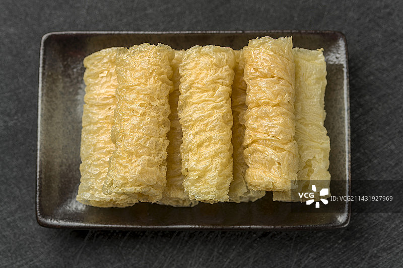 一盘火锅食材响铃卷腐皮卷摆放在桌面上特写图片素材