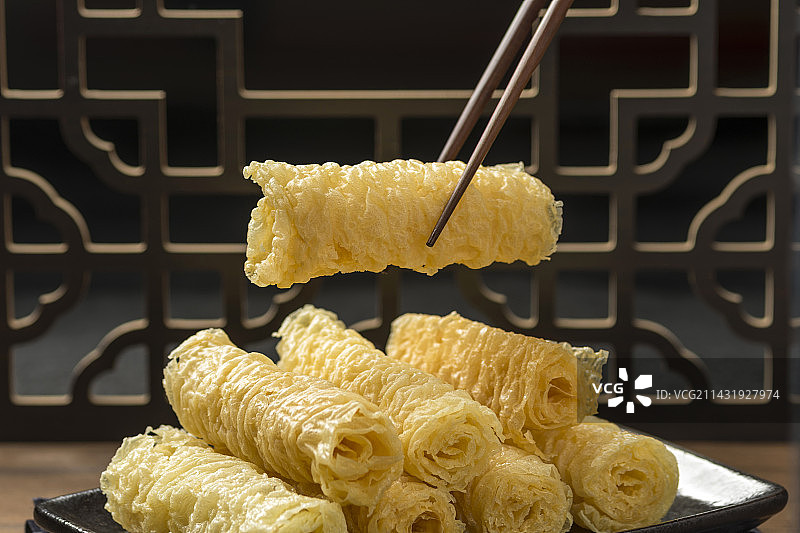 一盘火锅食材响铃卷腐皮卷摆放在桌面上特写图片素材