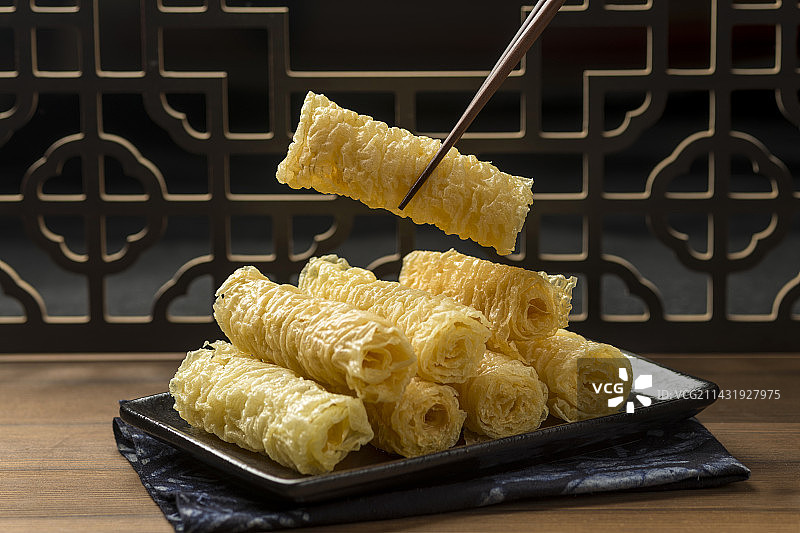 一盘火锅食材响铃卷腐皮卷摆放在桌面上特写图片素材