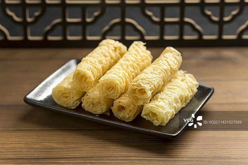 一盘火锅食材响铃卷腐皮卷摆放在桌面上特写图片素材