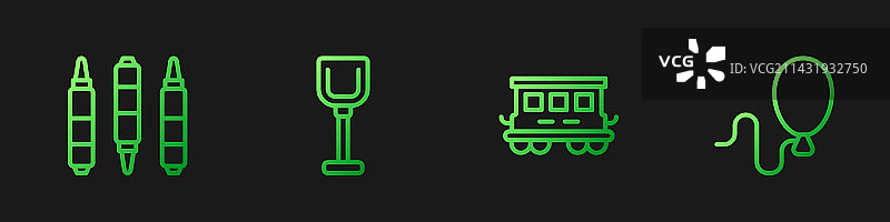 客运火车车厢、玩具和记号笔图片素材