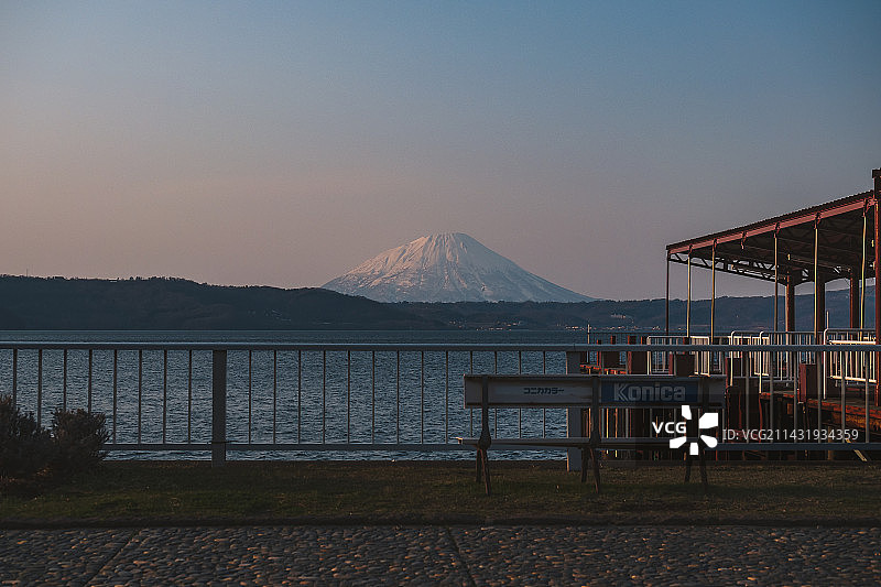 日本北海道洞爷湖景区蓝天映衬下的湖景和山景图片素材