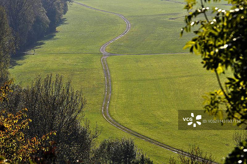米尔豪森附近恩茨河谷的秋色田园风光图片素材