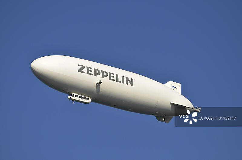康斯坦茨湖上飞行的齐柏林飞艇图片素材