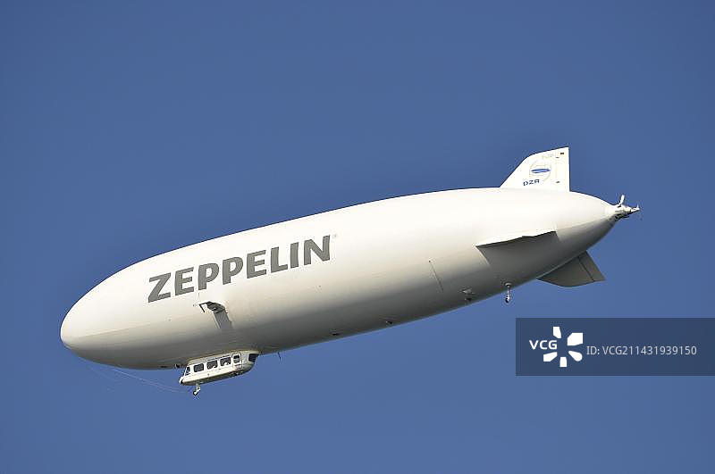 康斯坦茨湖上飞行的齐柏林飞艇图片素材