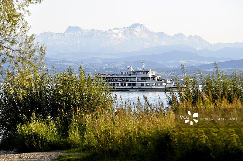 瑞士阿尔卑斯山森蒂斯峰与博登湖景色：康斯坦茨湖航运和客船图片素材
