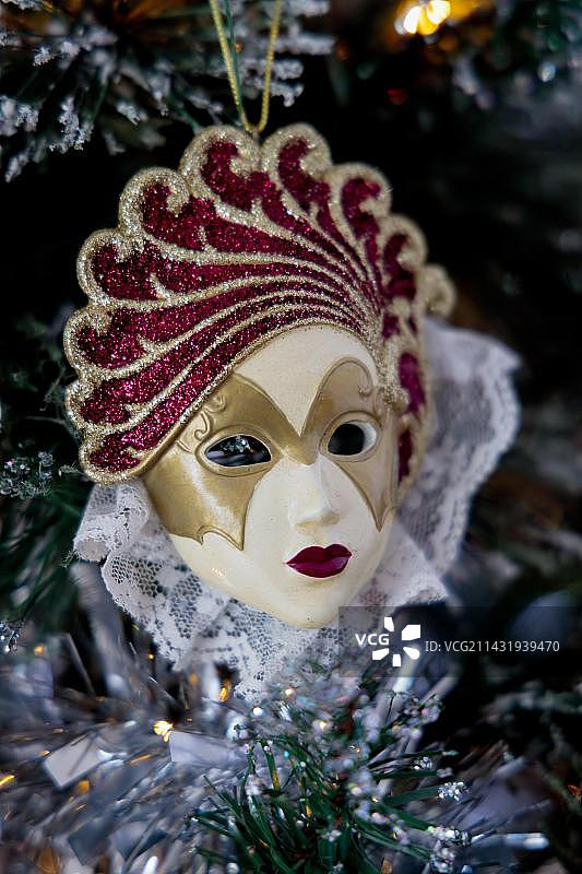 英国西萨塞克斯郡东格林斯特德圣诞树装饰，2020年12月14日图片素材