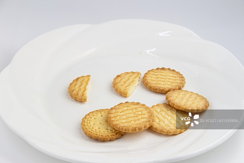 小饼干和牛奶和蛋黄酥图片素材