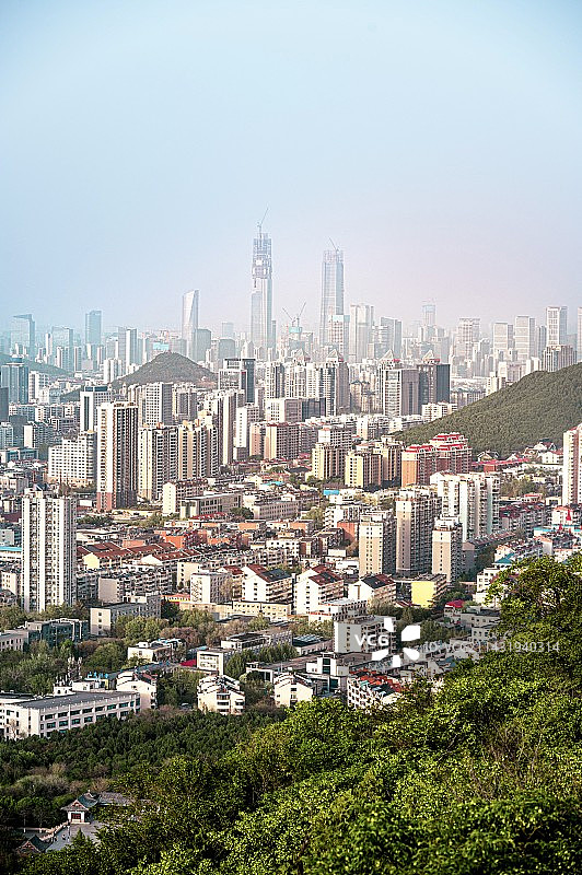 站在济南千佛山上高视角俯拍的城市风光图片素材