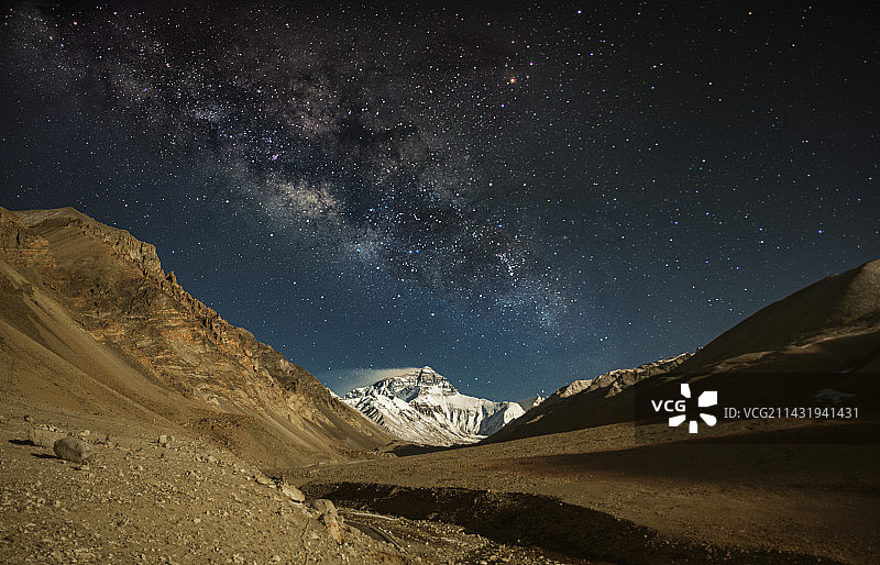 世界之巅的日月星辰图片素材