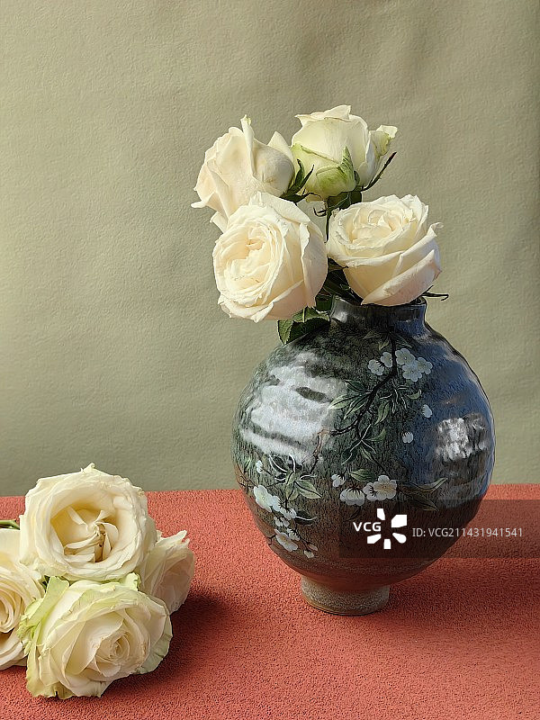 桌上花瓶里的玫瑰特写镜头图片素材