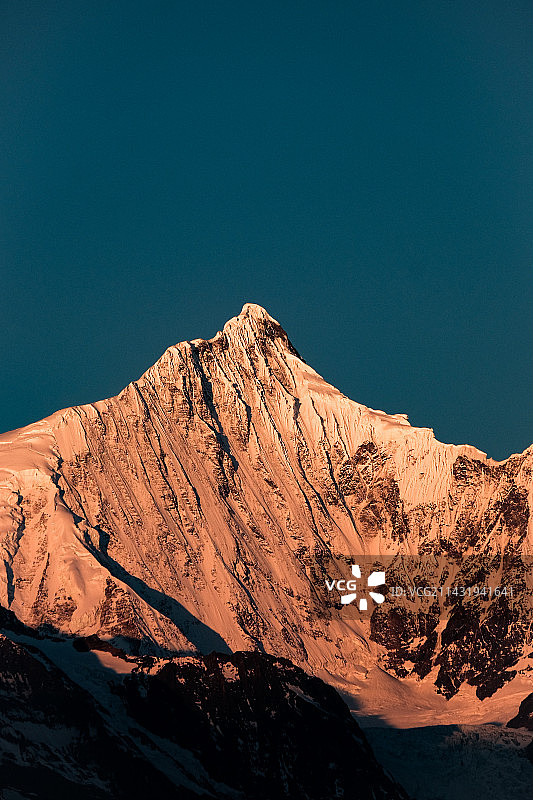 卡瓦格博峰图片素材