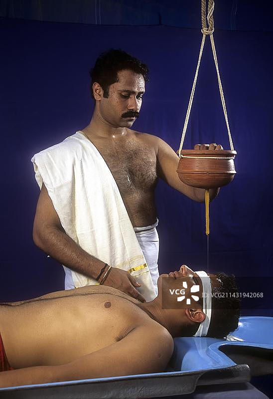 印度喀拉拉邦的传统阿育吠陀油疗法图片素材