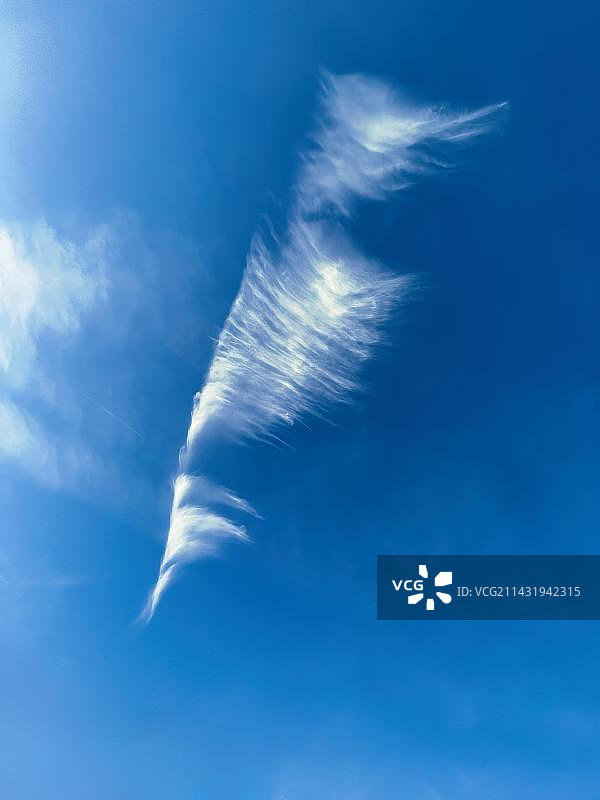 德国欧洲高空卷云，云朵形似海马图片素材