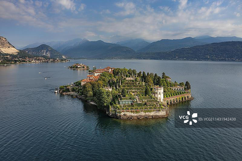俯瞰意大利马焦雷湖美丽岛与渔民岛图片素材