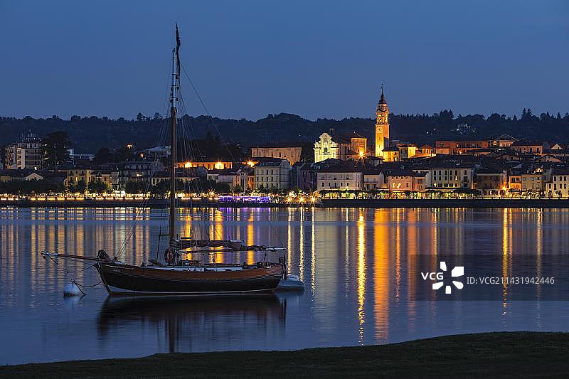从安杰拉眺望阿罗纳，马焦雷湖，皮埃蒙特，意大利，欧洲图片素材