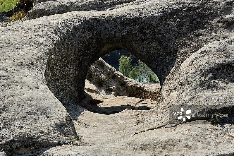 Uplisziche设防洞穴城镇：通道、库拉河，格鲁吉亚图片素材