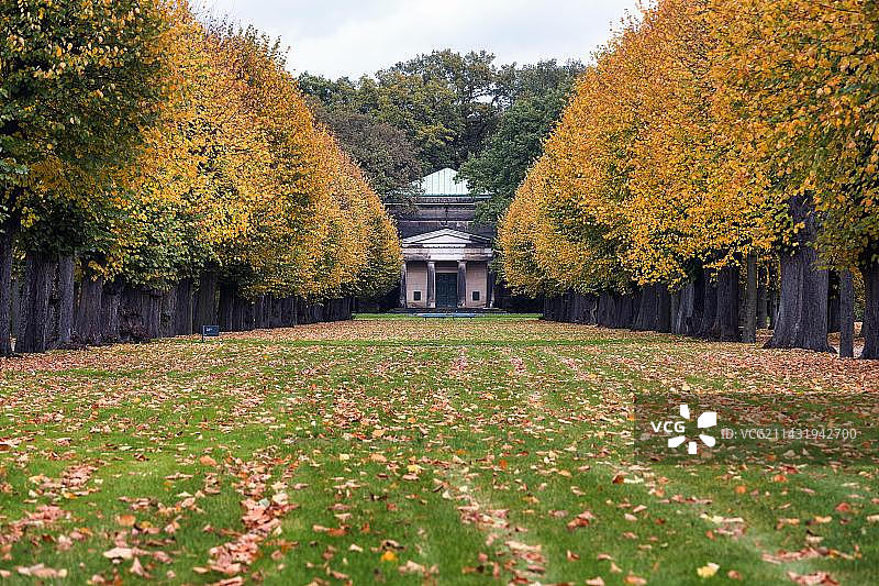 德国下萨克森州汉诺威海恩豪森花园陵墓前的秋叶图片素材