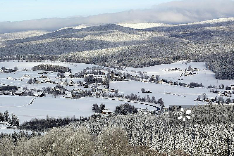 巴伐利亚森林国家公园克罗伊茨贝格附近的雪景图片素材