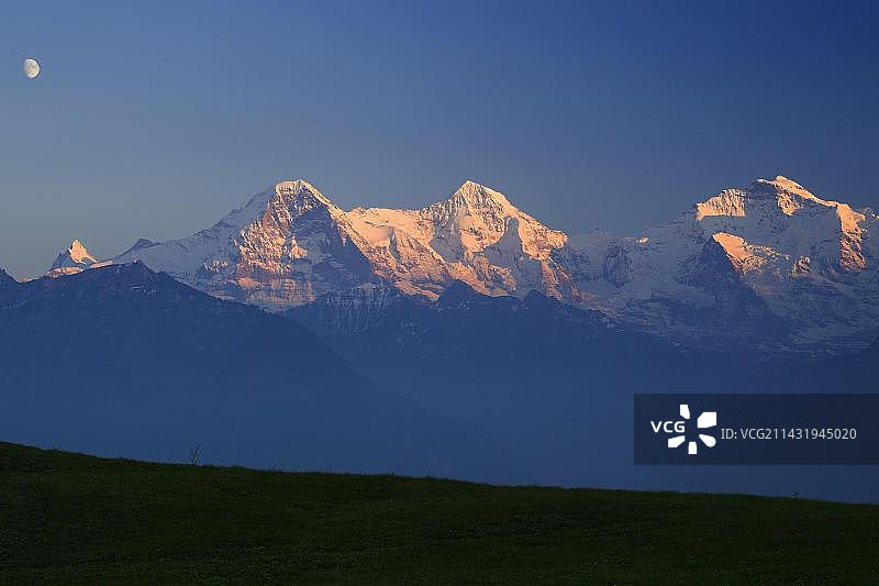 从伯尔尼高地贝atenberg观看艾格峰、僧侣峰和少女峰的秋景图片素材