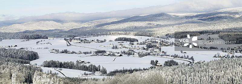 德国巴伐利亚森林国家公园克罗伊茨贝格附近的雪景图片素材