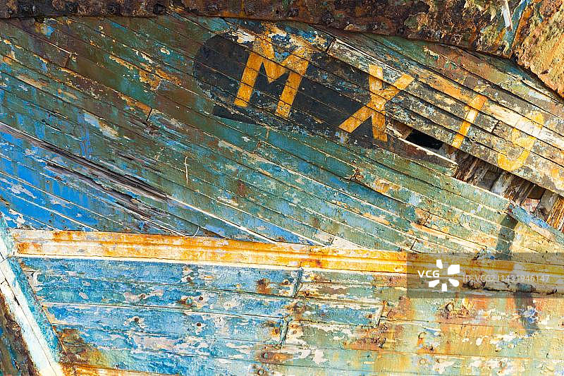 一艘破旧的木制渔船船体裂缝特写图片素材