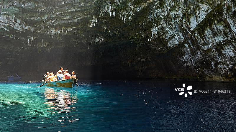 游客船、绿松石水、水面倒影，墨丽萨尼洞穴，地下湖，凯法利尼亚岛，爱奥尼亚群岛，希腊，欧洲图片素材