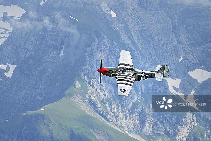 复古P-51野马战斗机在瑞士飞行图片素材