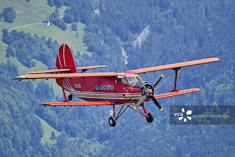 复古安东诺夫AN-2型飞机飞越瑞士中央高原图片素材