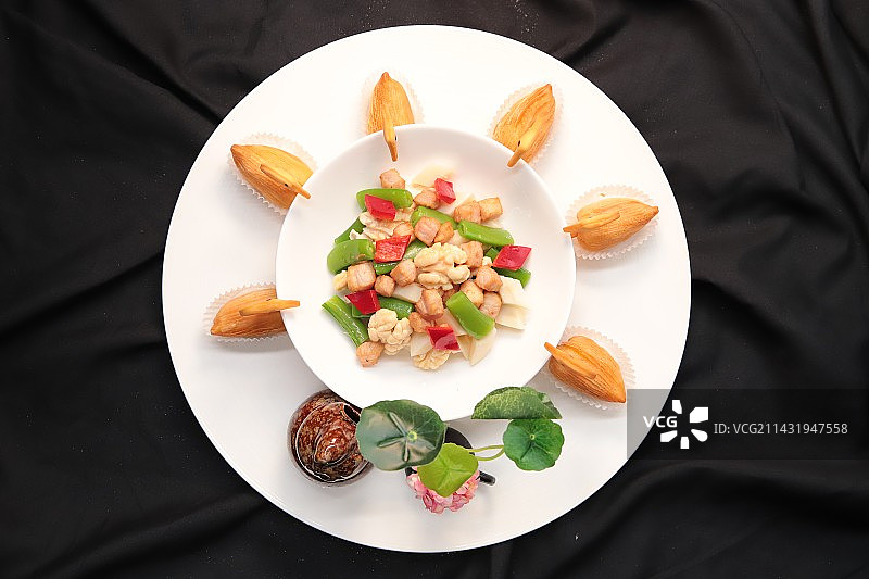 在盘子里食物的正上方摆盘图片素材