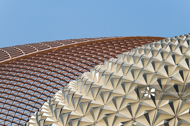 蓝天下的建筑结构图片素材