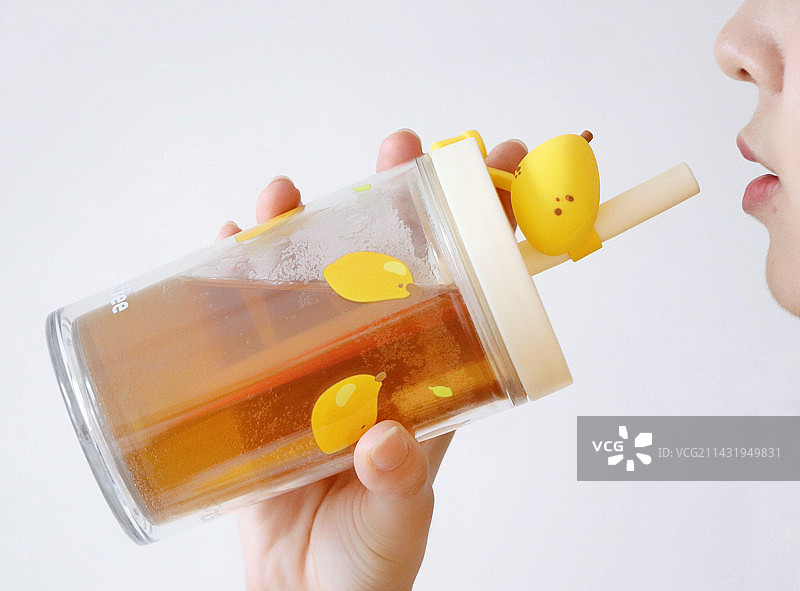 黄色背景下的瓶子特写镜头图片素材