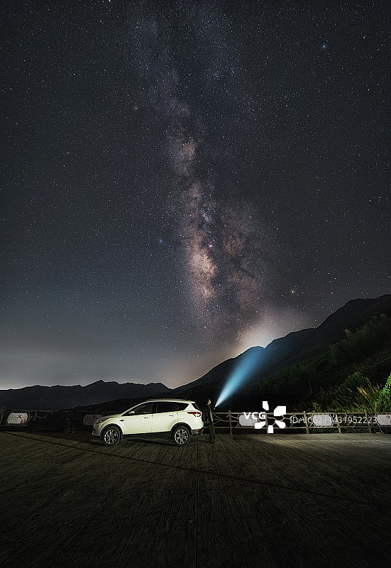 茶平吴山头观景台夏季银河图片素材