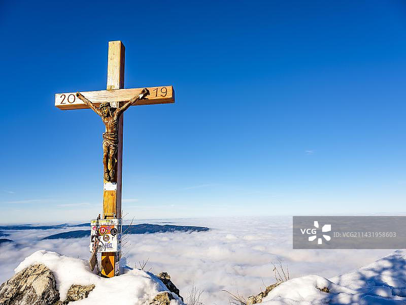 马尔德古普夫山顶十字架，背后是云海，位于奥地利上奥地利州萨尔茨卡默古特地区，欧洲图片素材