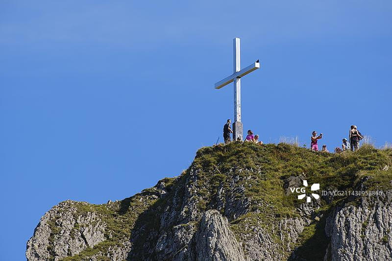 泰格尔贝格峰顶十字架，菲森，阿尔高阿尔卑斯山，德国巴伐利亚州图片素材