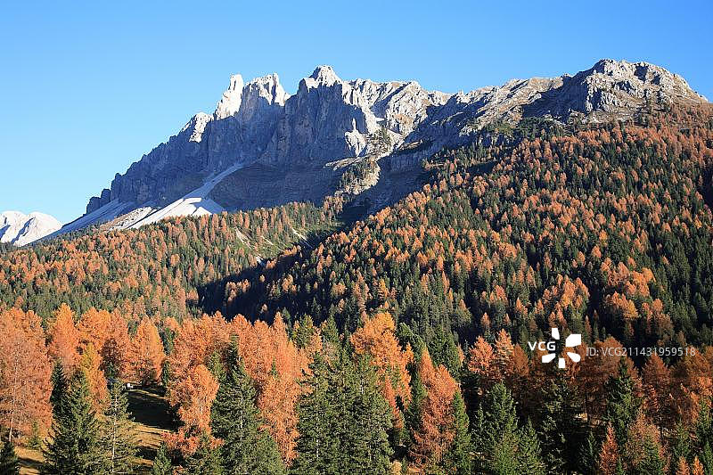 意大利多洛米蒂山区瓦尔迪富内斯附近的秋季风光图片素材
