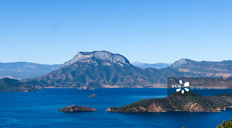 美丽的小岛坐落在宁静的湖泊上图片素材