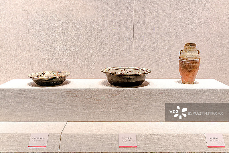 中国元代瓷器，红绿彩折沿瓷洗图片素材