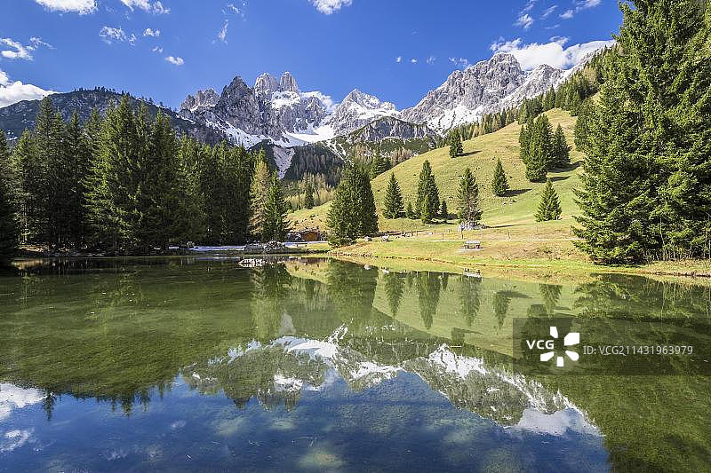 阿尔姆湖山脉倒影，萨尔茨堡图片素材