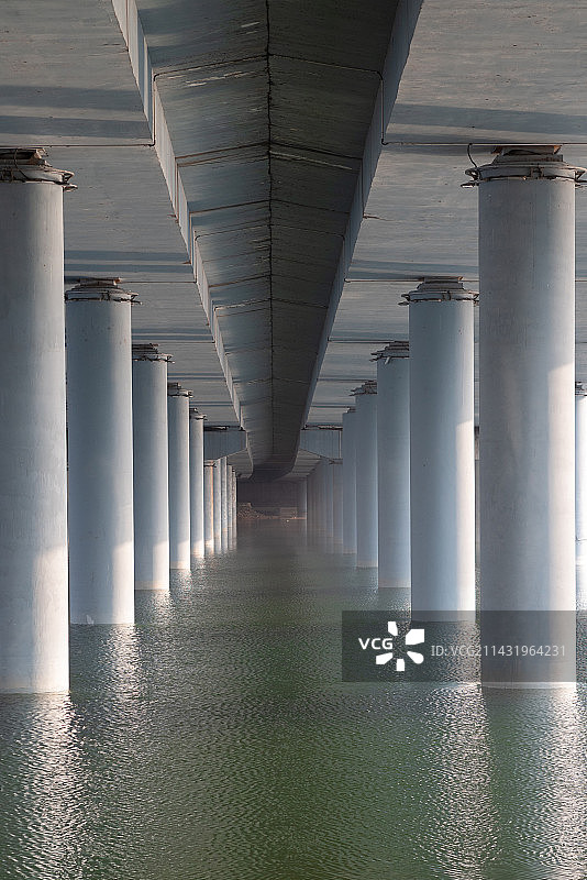 空旷的地下停车场桥墩图片素材