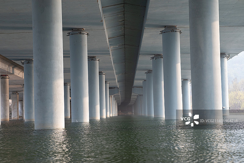 现代城市建筑结构桥墩图片素材