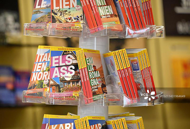 马可波罗旅行指南销售台图片素材